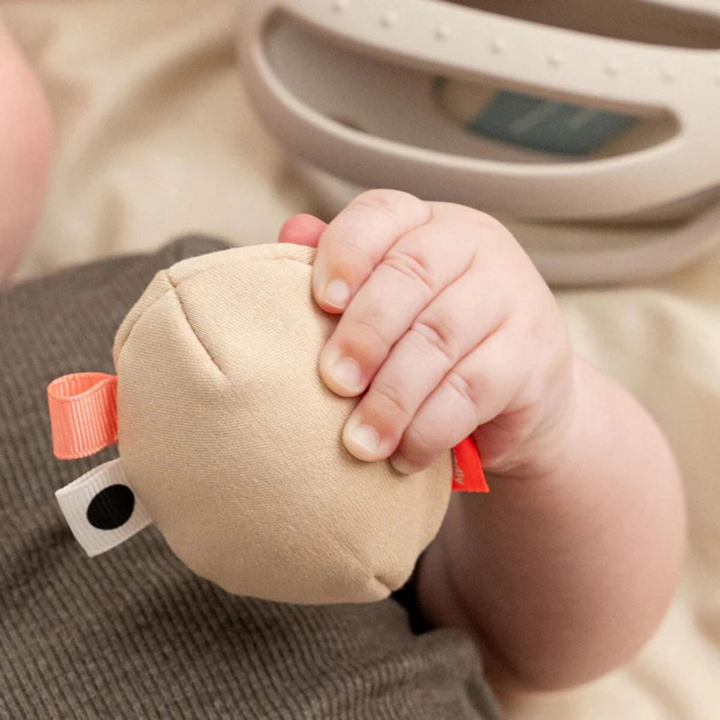 Mordedor com Chocalho Done by Deer Clucky - Done By Deer - 5712643063841