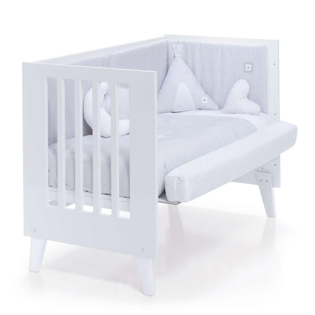 Berço Alondra Nexo Marengo | Pinho Lacado 4 em 1 com Barra Infantil, Kit Co-Sleeping e Têxteis - Alondra - NEXO-K14-M7769-TX148