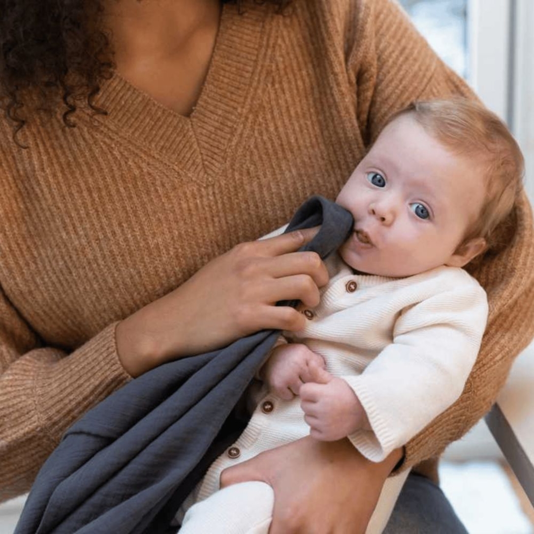 Capa de Amamentação Doomoo Mom'n Play Grey - Doomoo - 5400653009514