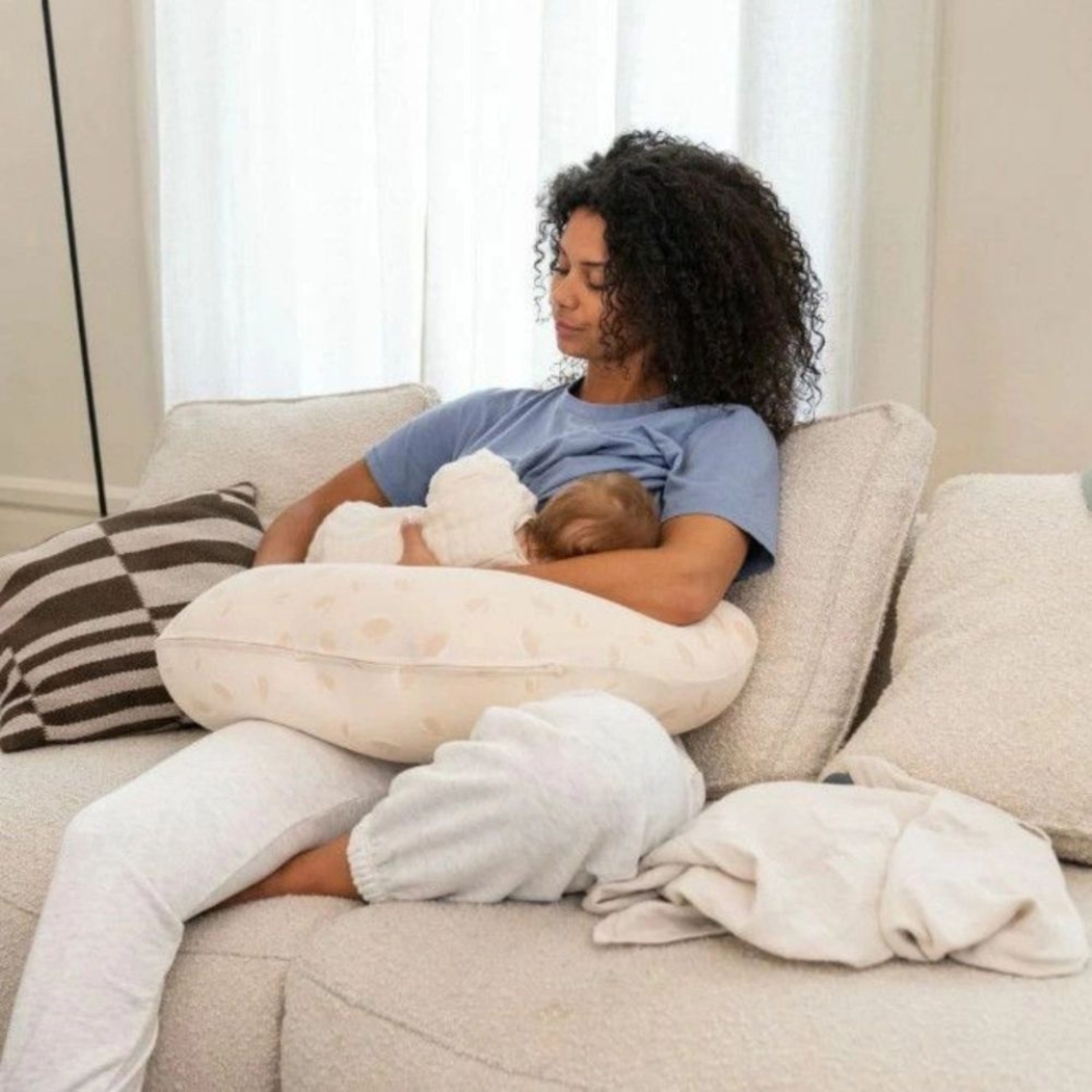 Almofada de Gravidez e Amamentação Doomoo Twisty 2 em 1 Petals Latte - Doomoo - 5400653010398