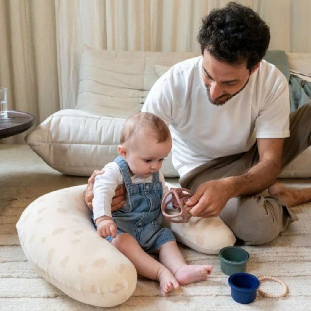 Almofada de Gravidez e Amamentação Doomoo Twisty 2 em 1 Petals Latte - Doomoo - 5400653010398