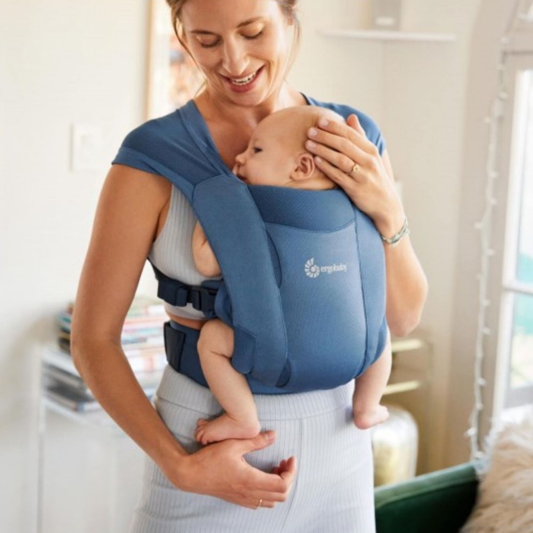 Porta-Bebés Ergobaby Embrace Soft Air Mesh Blue - Ergobaby - 1220000205147