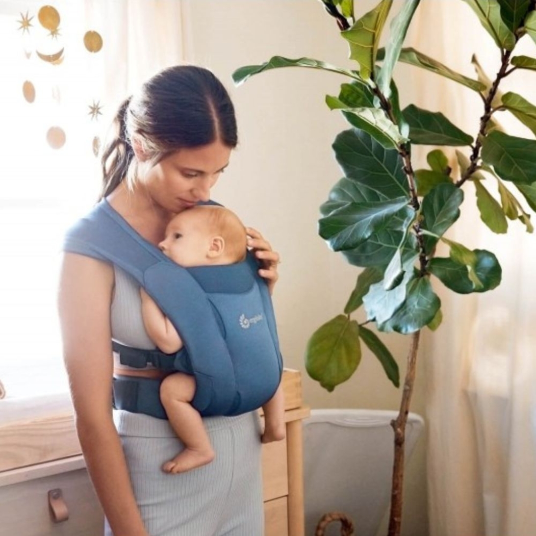 Porta-Bebés Ergobaby Embrace Soft Air Mesh Blue - Ergobaby - 1220000205147
